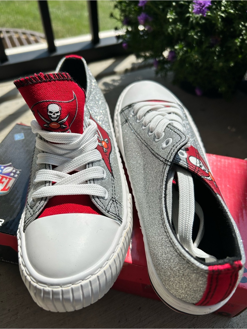 Tampa Buccaneer’s Women's Glitter Low-Top Sneakers - Silver with Red Size 7 NIB